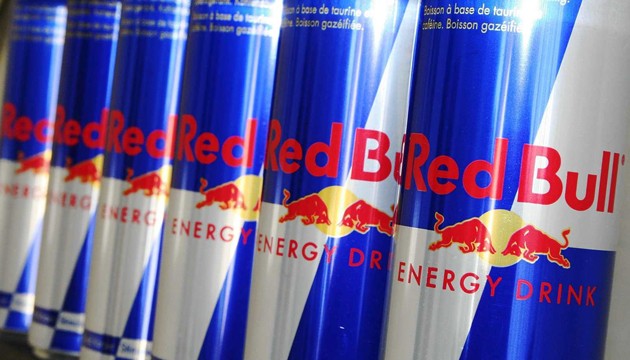 Canettes de Red Bull, boisson énergisante qui pourrait être surtaxée au même titre que les produits contenant de l'aspartame ou les cigarettes électroniques - ici, le 20 septembre 2007 à Mulhouse (J.-F.FREY/MAXPPP).